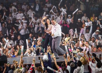 Ebrard amenaza con salir de MORENA