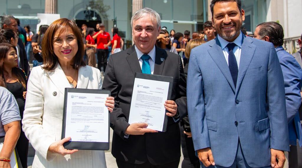 Guadalupe firma convenio para becar a jóvenes estudiantes