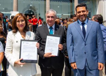 Guadalupe firma convenio para becar a jóvenes estudiantes
