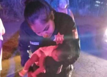 Mujer Policía de Pesquería salva a bebé