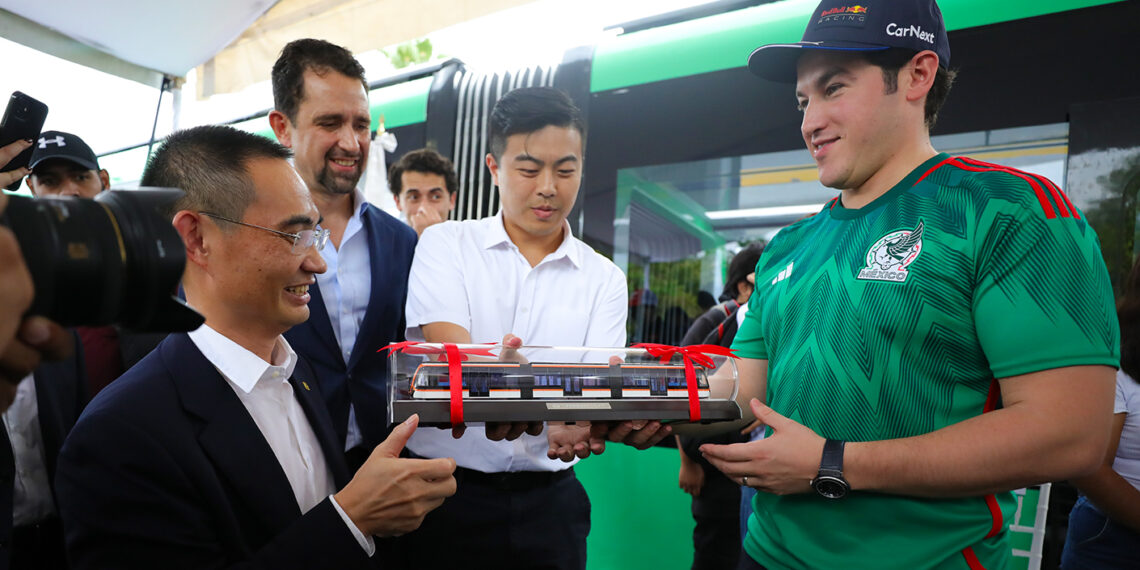 Presentan vehículos para la línea 5 del Metro