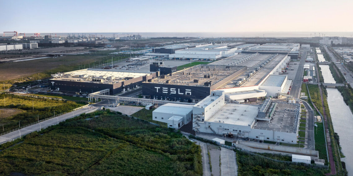 Tesla pide a NL que le “preparen terreno”