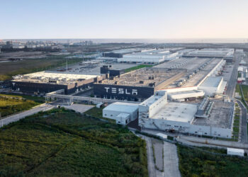 Tesla pide a NL que le “preparen terreno”