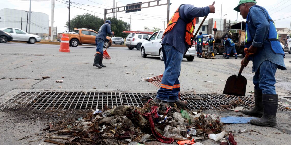Previene San Nicolás inundaciones limpiando alcantarillas