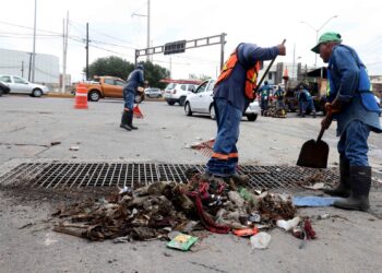 Previene San Nicolás inundaciones limpiando alcantarillas