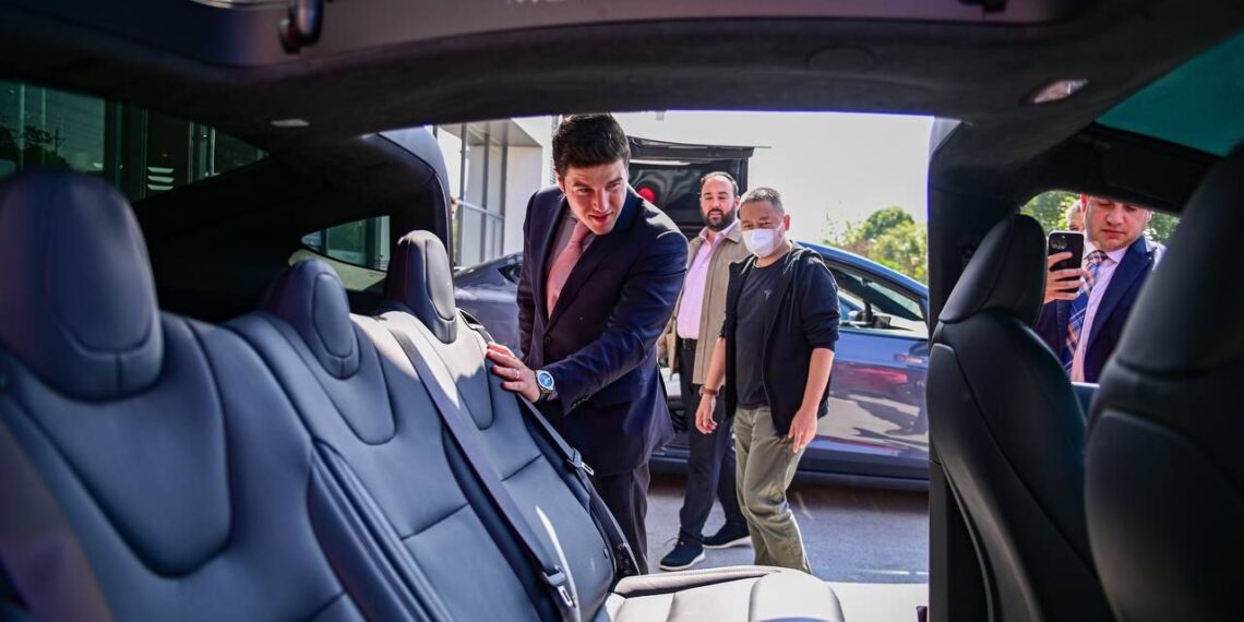 Visita gobernador planta de Tesla en China