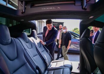 Visita gobernador planta de Tesla en China