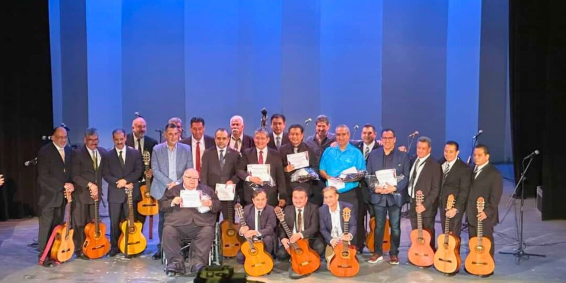Celebra 40 años la Rondalla Kalandra de la Prepa 1