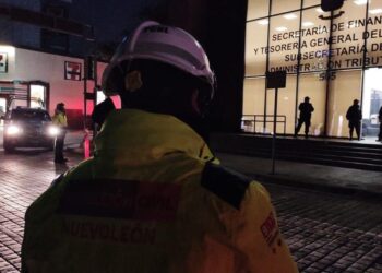 Evacúan Tesorería por amenaza de bomba