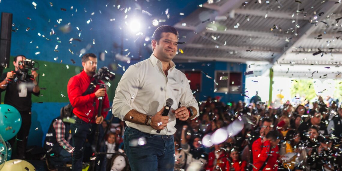 Celebra Paco Cienfuegos primer aniversario de “Veamos Monterrey”