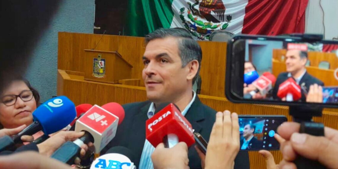 Acusa presidente del congreso persecución política