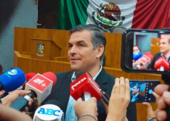 Acusa presidente del congreso persecución política