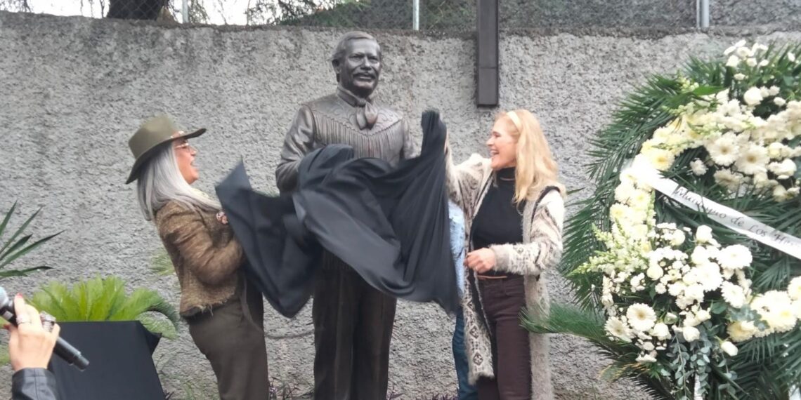 Reinstalan estatua de Piporro