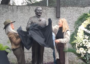 Reinstalan estatua de Piporro