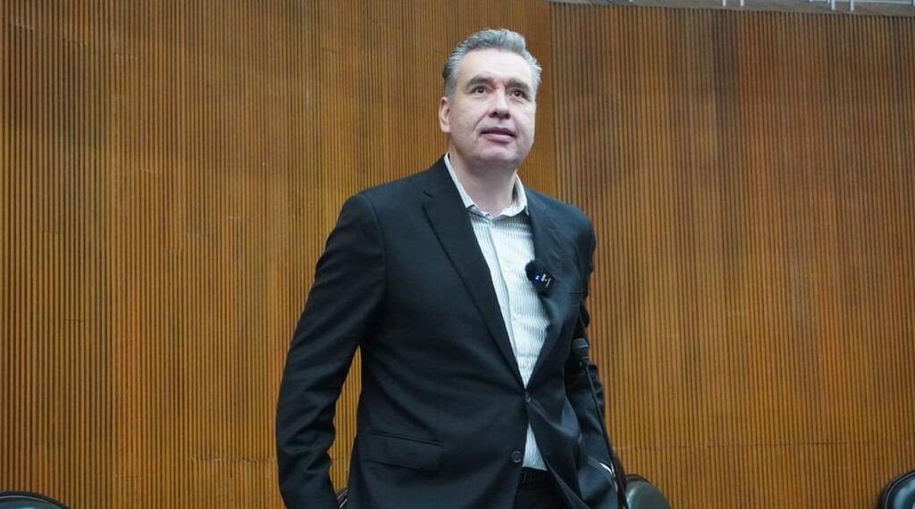 Propone Waldo basificar a maestros de NL