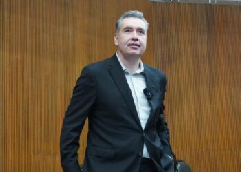 Propone Waldo basificar a maestros de NL