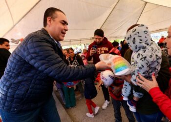 Comparte Heriberto Treviño la Navidad con niños de Juárez