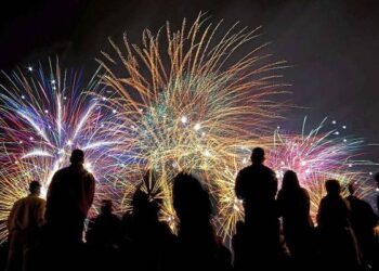 Celebra el mundo llegada del 2024