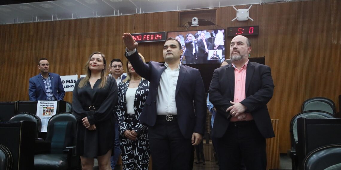 Toman protesta a nuevo diputado de MC