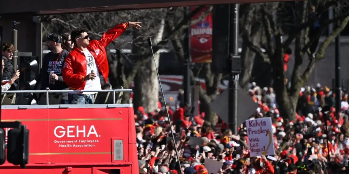 Una persona sin vida en desfile de los Chiefs