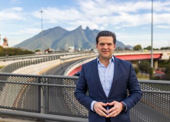 Cienfuegos dice estar limpio, llama corrupto, mentiroso y borracho al gobernador  