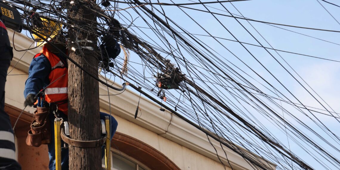 Retira San Nicolás “telarañas” de cableado, lleva 400 kilómetros