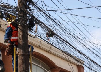 Retira San Nicolás “telarañas” de cableado, lleva 400 kilómetros