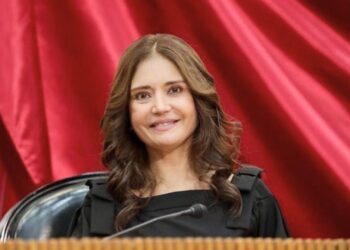 Alhinna regresa al Congreso y estabiliza ventaja de oposición