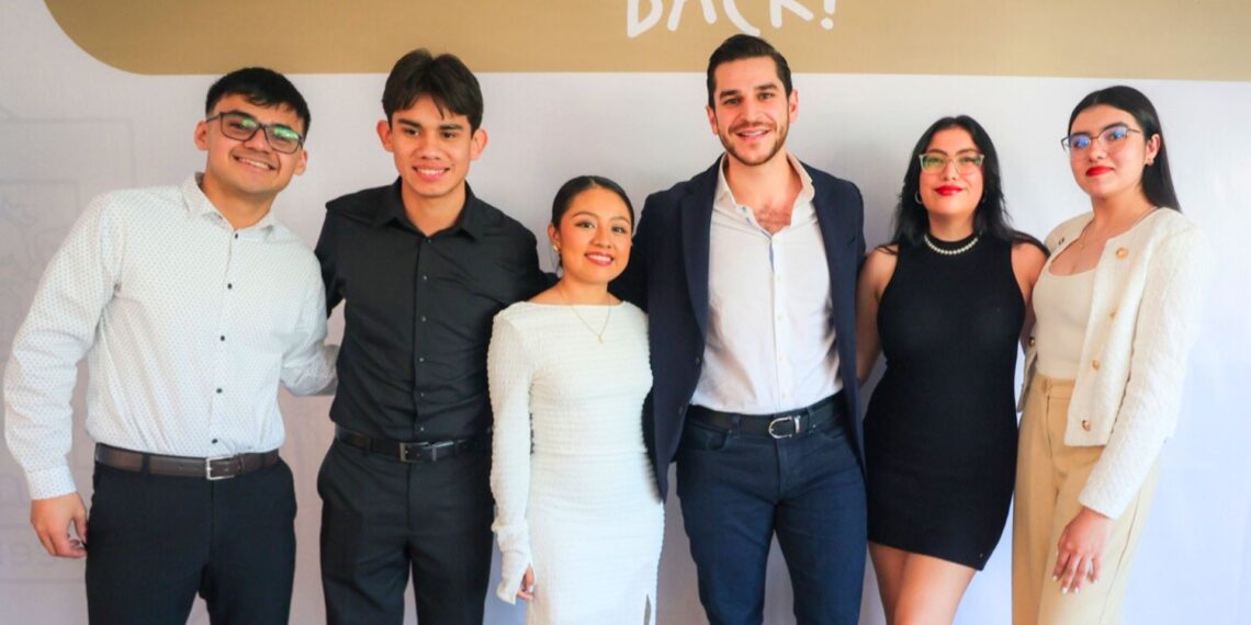 Regresa de EU primera generación de becados por Pesquería para aprender inglés
