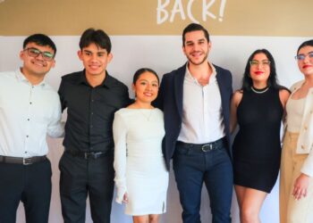 Regresa de EU primera generación de becados por Pesquería para aprender inglés