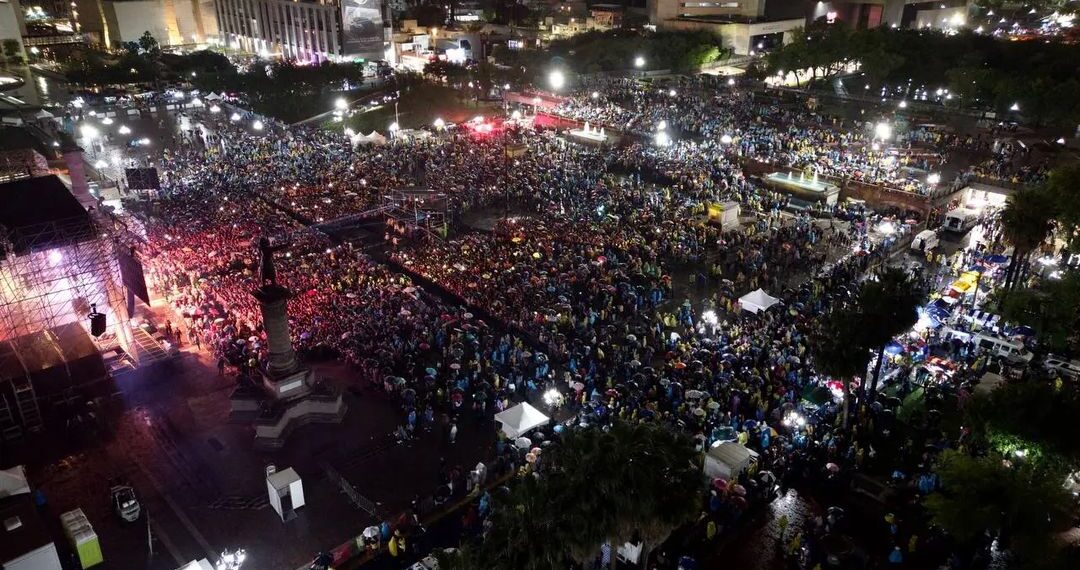 “Rugen“ los Tigres del Norte a pesar de la lluvia