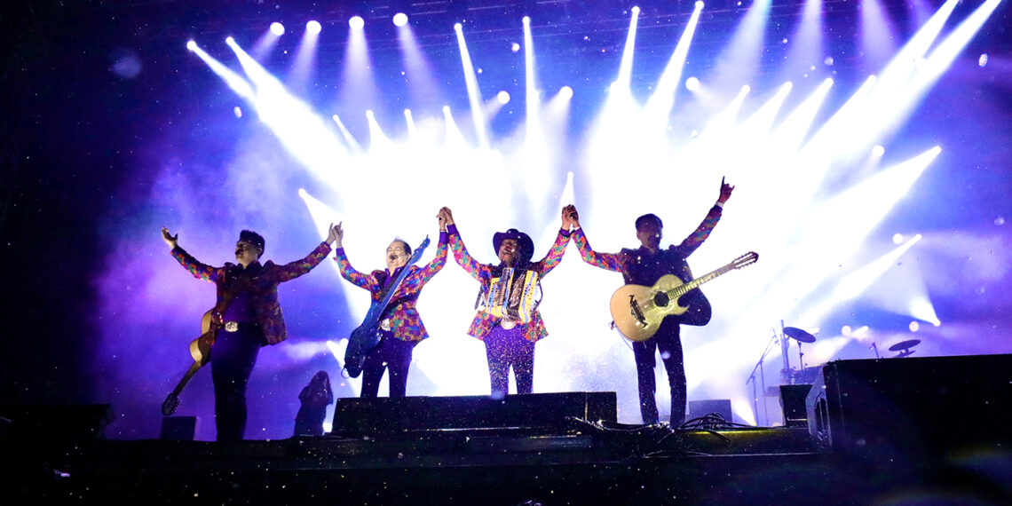 “Rugen“ los Tigres del Norte a pesar de la lluvia