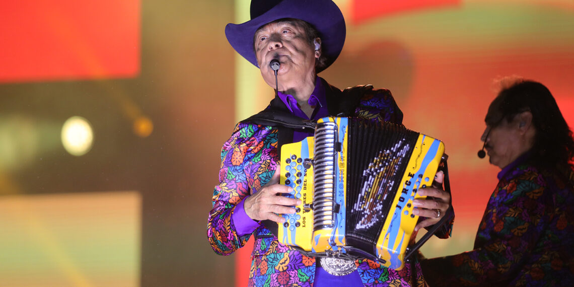 “Rugen“ los Tigres del Norte a pesar de la lluvia