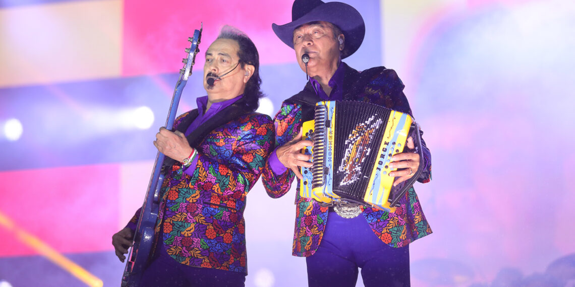 “Rugen“ los Tigres del Norte a pesar de la lluvia