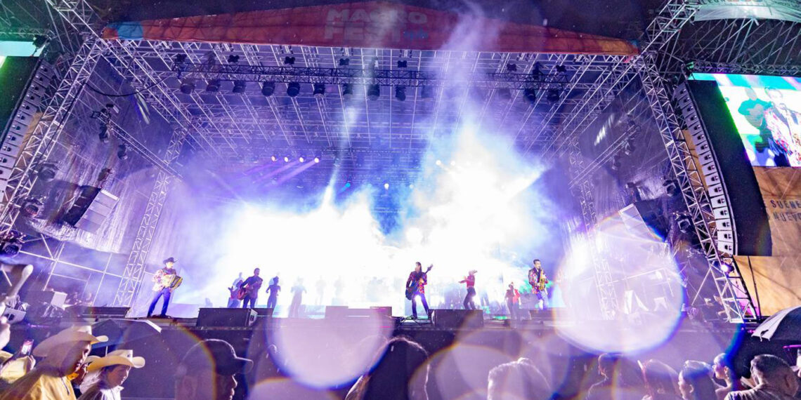 “Rugen“ los Tigres del Norte a pesar de la lluvia