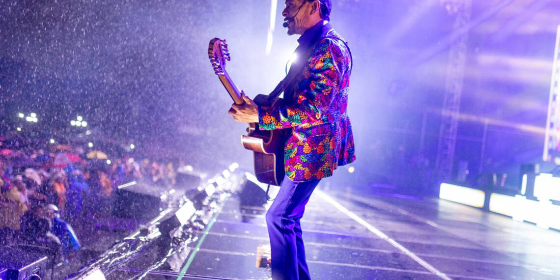 “Rugen“ los Tigres del Norte a pesar de la lluvia