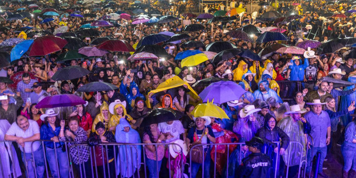 “Rugen“ los Tigres del Norte a pesar de la lluvia