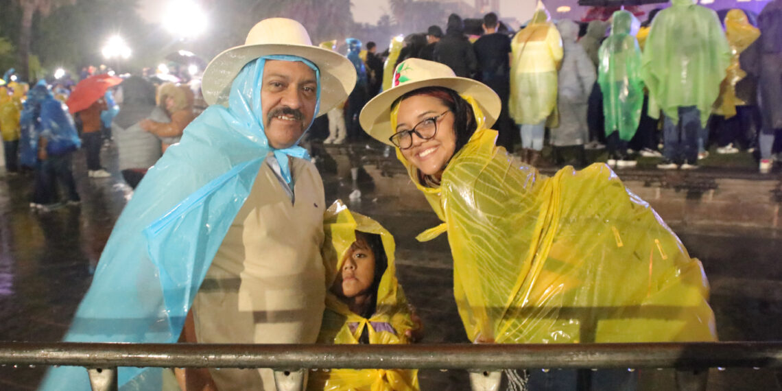 “Rugen“ los Tigres del Norte a pesar de la lluvia
