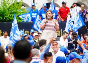 Xóchitl pide a AMLO recibir a los padres de los “43”