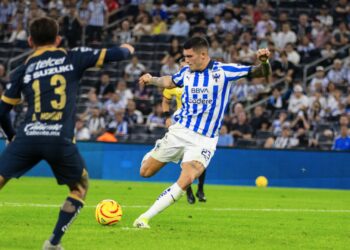 Rayados se aferran a la cima