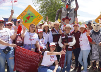 Waldo y Judith recorren 24 municipios en 30 días