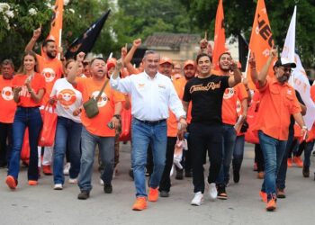 Héctor García recorre colonias de Guadalupe