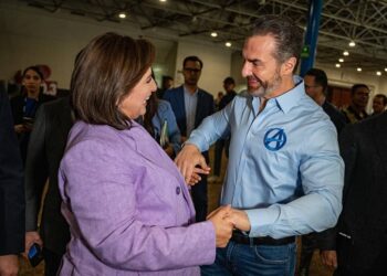 Xóchitl le “echa flores” a Adrián