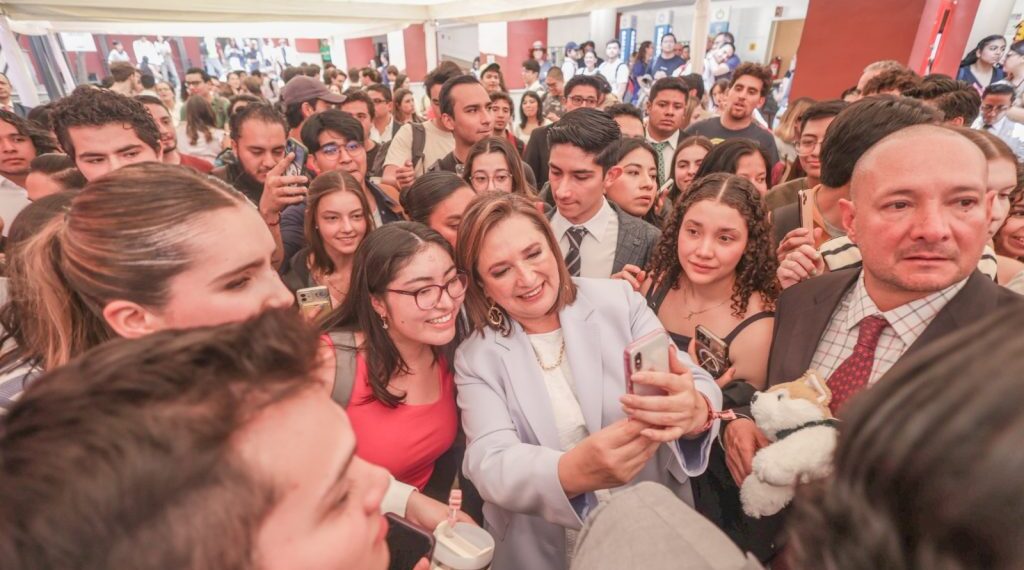 Pide Xóchitl a jóvenes defender la democracia