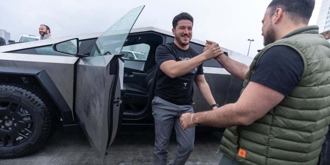 Van contra Samuel por colgarle placas a la Cybertruck