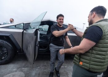 Van contra Samuel por colgarle placas a la Cybertruck