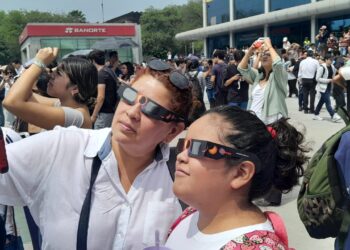 Observan en la UNI el eclipse de forma segura