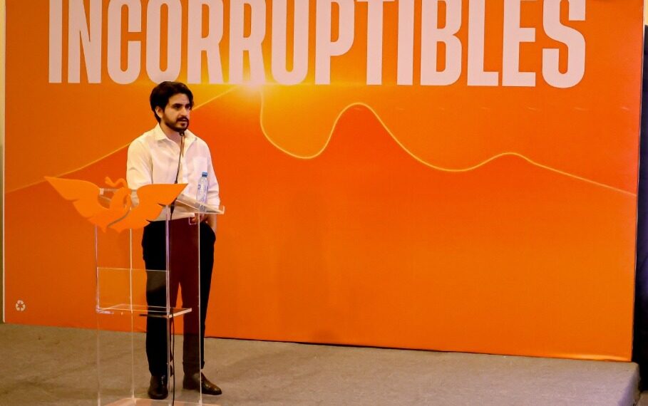 Expone MC supuestos moches a Adrián