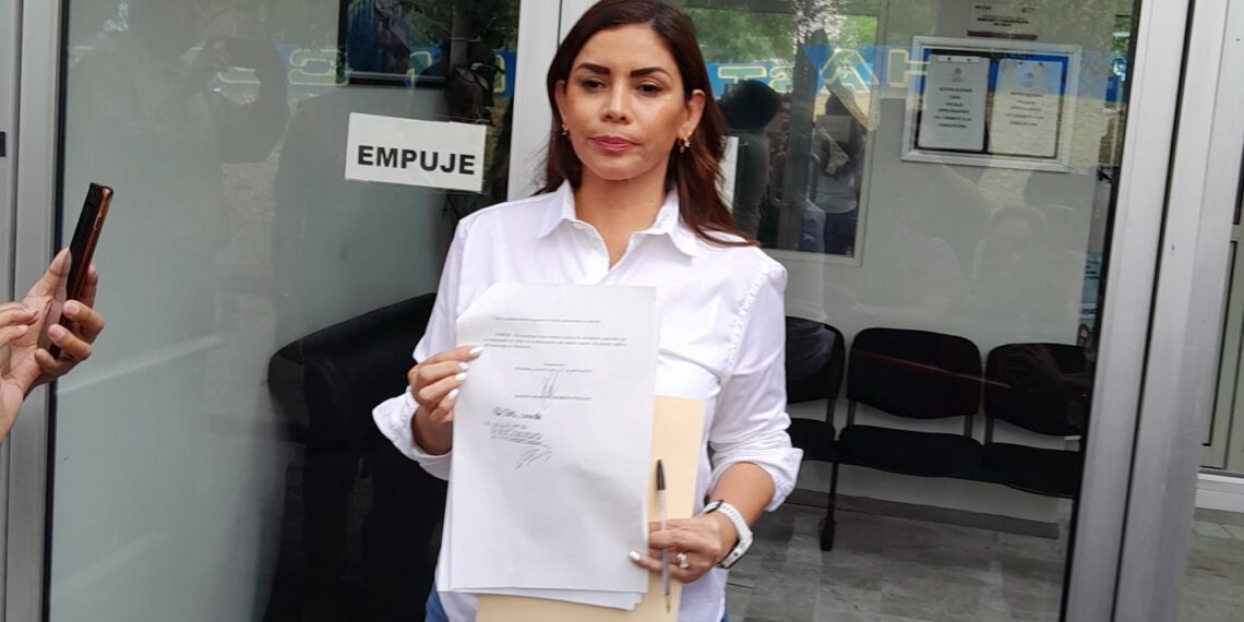 Denuncia Karina Barrón a exfuncionario de MC