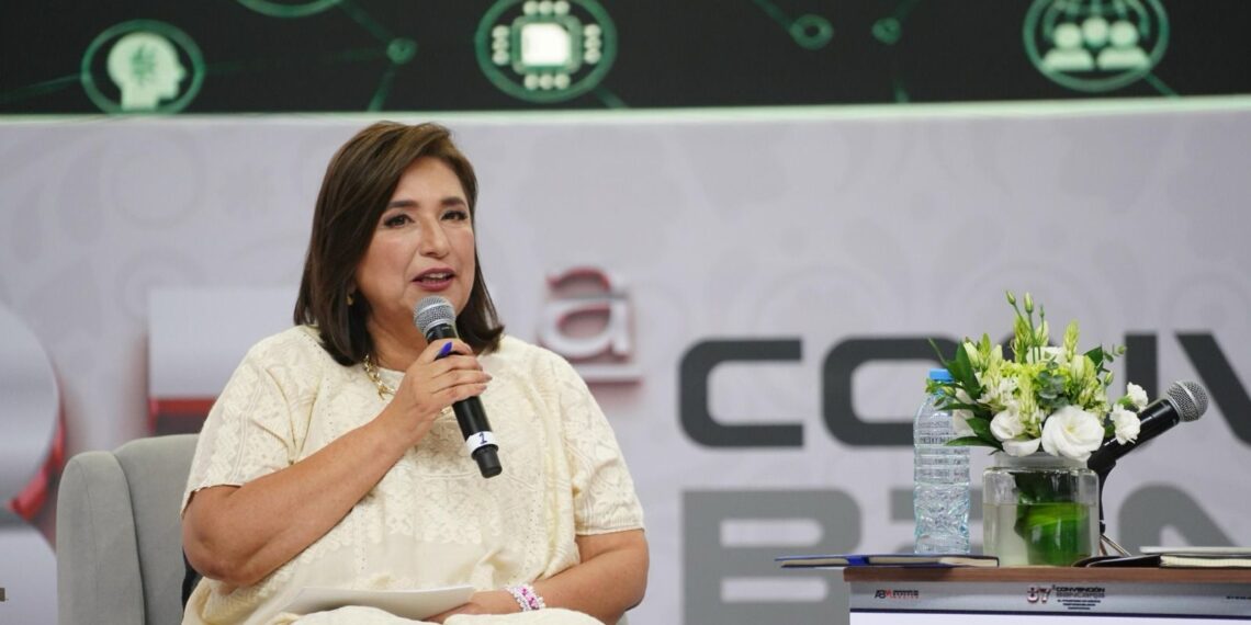 Presenta Xóchitl Gálvez a banqueros plan para una clase media fuerte